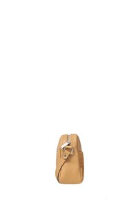Piccola borsa in pelle gialla con superficie texturizzata, chiusura con zip, tracolla regolabile e tasca laterale. Forma compatta e rettangolare.