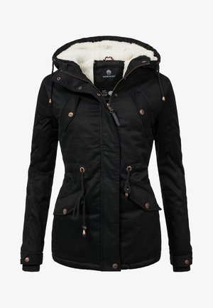 Parka noire avec une capuche doublée en fausse fourrure, plusieurs poches, taille à cordon de serrage et accents en métal cuivré. Texture douce.