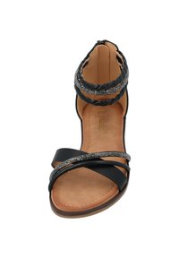 Sandalo nero con cinturini intrecciati e una banda decorativa di strass. Design open-toe e soletta beige morbida, adatto per un look casual.