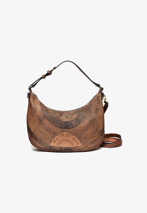 Borsa a tracolla in pelle marrone con testo e motivi grafici neri, tracolla regolabile e zip dorata, su sfondo bianco.