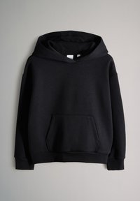 Zwarte pullover hoodie met voorzak en geribde manchetten, getoond op een effen grijze achtergrond.