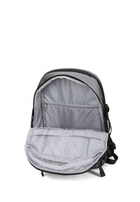 Zaino nero con interno grigio, dotato di un ampio scomparto principale, tasca con zip e spallacci regolabili. Tessuto dalla trama liscia.