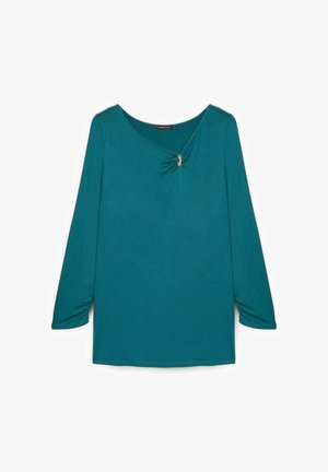 Turquoise lange mouwen top met een ronde halslijn, geplooide stofdetails aan de voorkant en een decoratief zilverkleurig accent bij de halslijn.