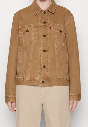 Bruine denim jas met een knoopsluiting aan de voorkant, twee borstzakken, zijzakken en een puntige kraag; heeft een versleten textuur voor een vintage uitstraling.