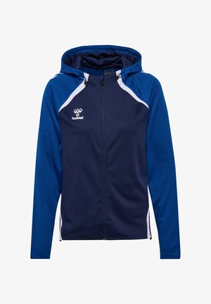 Felpa con zip di colore blu navy, dotata di cappuccio, dettagli bianchi e un tessuto testurizzato. Presenta un logo sul petto e maniche lunghe.