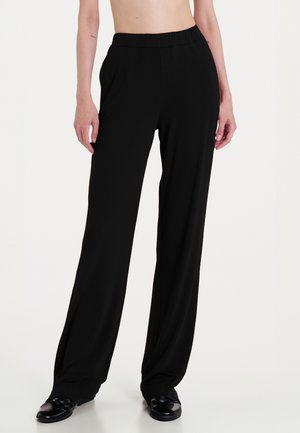 Pantaloni neri a gamba larga con fascia elastica in vita, realizzati in un tessuto morbido. Presentano tasche laterali e una vestibilità comoda.