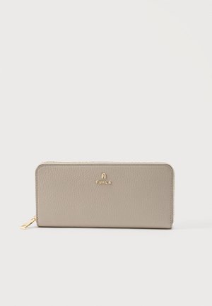 Taupe textuurleren portemonnee met gouden ritssluiting en Furla-logo gecentreerd aan de voorkant tegen een witte achtergrond.
