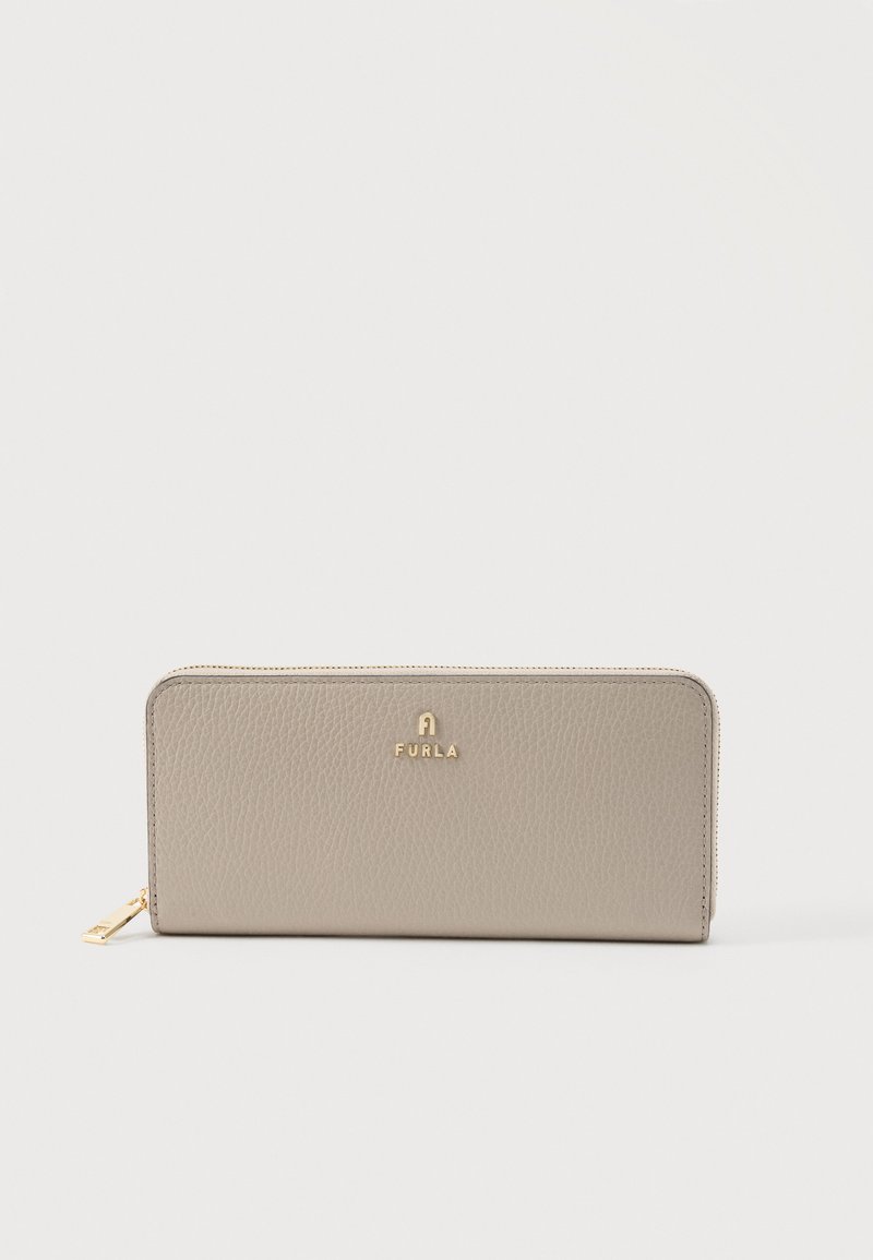Portefeuille en cuir texturé taupe avec fermeture éclair dorée et logo Furla centré à l'avant sur fond blanc.