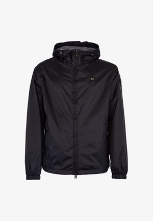 Czarna kurtka z kapturem zapinana na zamek, z elastycznymi mankietami, przednimi kieszeniami oraz małą żółto-czarną naszywką na piersi i rękawie.