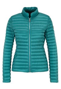 Azurově modrá nadýchaná bunda s stojáčkovým límcem, vodorovným prošíváním, zapínáním na zip na přední straně a dlouhými rukávy. Hladká textura a lehký materiál.