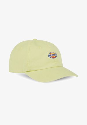 Geltona medvilninė beisbolo kepurė su lenktu kraštu, ant kurio priekyje yra apvalus, spalvingas Dickies logotipas. Raštuotas audinys.