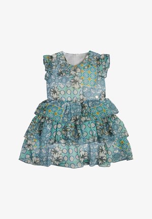 Ærmeløs kjole med lag og flæseærmer med blå, grønne og gule blomster- og geometriske flisemønstre på transparent stof.