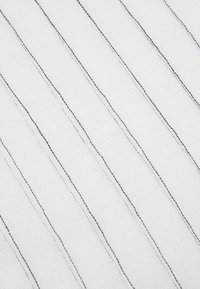 Tejido blanco con rayas verticales negras. La textura parece tejida, con una superficie suave y una sutil variación tonal en los hilos.