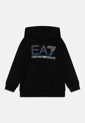 Sweat à capuche noir avec le logo "EA7 Emporio Armani" en bleu et blanc centré sur la poitrine, et une poche kangourou à l'avant.