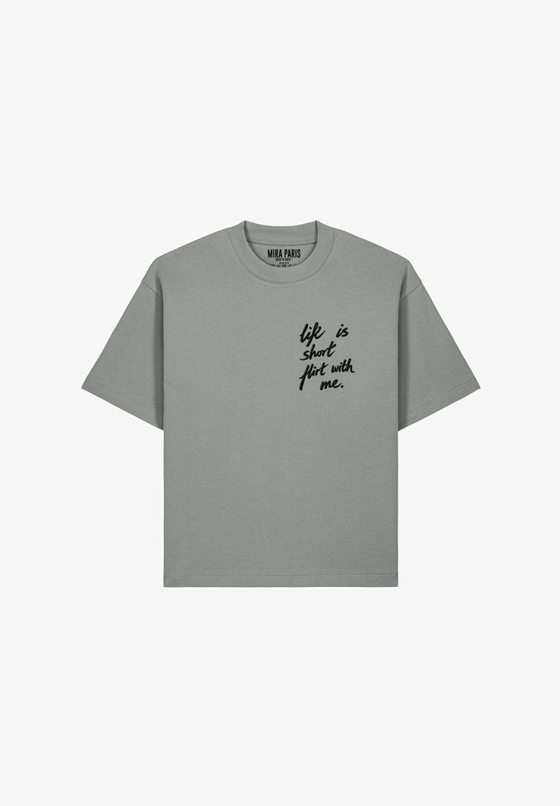 T-shirt gris clair à manches courtes avec un texte en cursive noire sur le côté gauche de la poitrine disant « la vie est courte, flirte avec moi », et une étiquette de marque Mira Paris à l'intérieur du col.