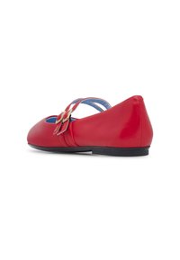 Ballerines en cuir rouge avec un bout arrondi, dotées d'une double bride et d'accents à boucle, reposant sur une semelle noire basse.