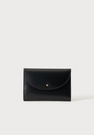 Schwarze rechteckige Lederbrieftasche mit geschwungener Klappe und kleinem goldfarbenem Knopfverschluss auf neutralem Hintergrund.