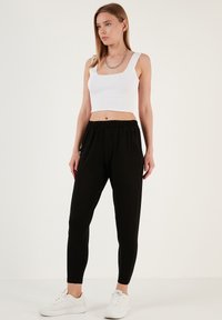 LELA REGULAR FIT - Trainingsbroek - black