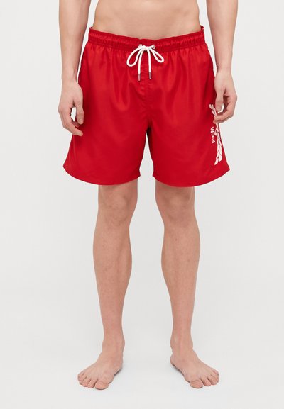 Rote Badehosen mit elastischem Bund, weißem Kordelzug und seitlichem Logodesign. Leichtes Material und Länge über dem Knie.