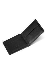 Portafoglio in pelle nera con finitura testurizzata, dotato di più slot per carte e di un'apertura angolata per un facile accesso. Nessuna ferramenta visibile.