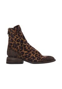 Ankelstøvler i leopardprint med et blødt, tekstureret stof, lynlåslukning bagpå og en lav, stablet hæl. Brun og sort farveskema.