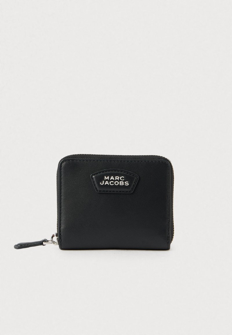 Čierna kožená peňaženka so zapínaním na zips, vybavená trojuholníkovou striebornou logovou platničkou. Hladká textúra a kompaktný obdĺžnikový tvar.