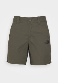 Olivengrüne Shorts aus leichtem Material, mit Knopfverschluss, Gürtelschlaufen und einem kleinen schwarzen Logo am linken Bein.