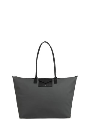 Grijze nylontas met zwarte leren accenten, twee lange hengsels en een ritsluiting. Heeft een driehoekige zak met logo-details.
