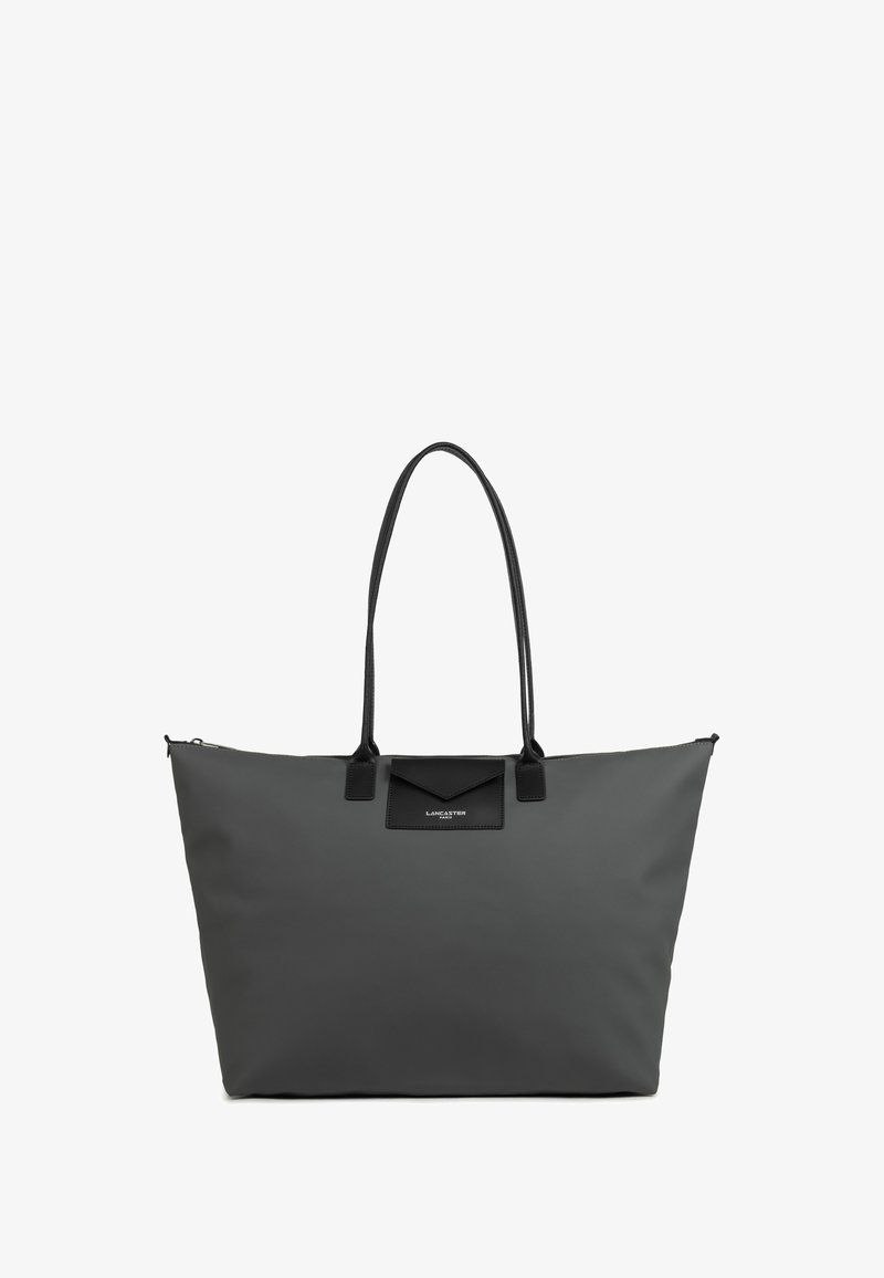 Borsa a tracolla in nylon grigio con dettagli in pelle nera, due manici lunghi e chiusura a zip. Presenta una tasca triangolare con dettaglio del logo.