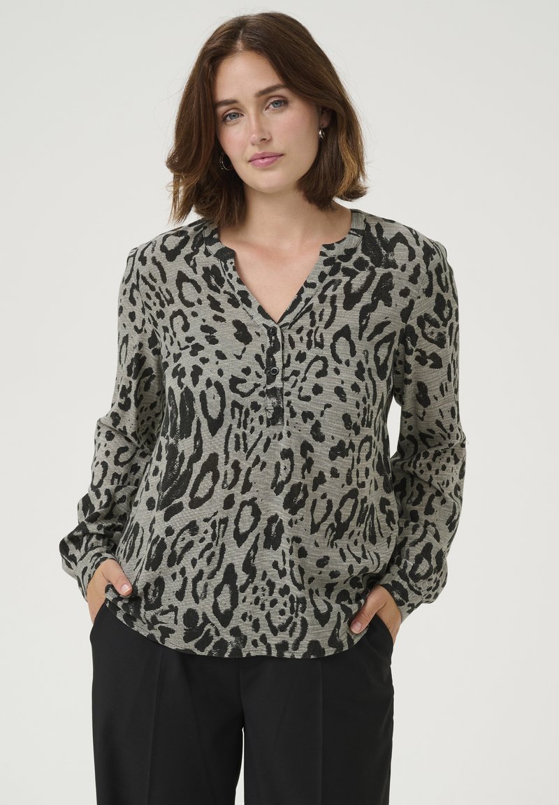 Blusa con stampa leopardata in grigio e nero, con scollatura a V, dettagli con bottoni e maniche lunghe con una vestibilità leggermente ampia.