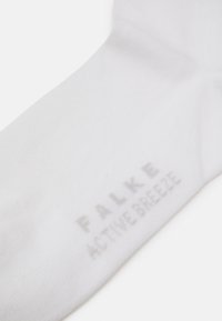 Weißes Baumwollknöchelsocke mit gerippter Textur. Mit dezentem grauem Branding "FALKE ACTIVE BREEZE" auf der Seite bedruckt.