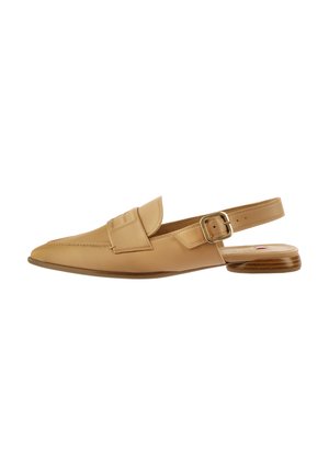 Leder-Slingback-Schuh in Tan, mit spitzer Zehenform, flachem Holzabsatz und einem Riemen mit Schnalle für eine verstellbare Passform.