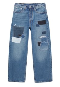 Lichtblauwe spijkerbroek met verschillende stukken stof in donkerder blauw. Losse pasvorm met zichtbare stiksels en rafelige randen op sommige stukken.