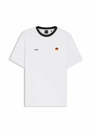 Weißes T-Shirt mit kurzen Ärmeln und schwarzem Kragen, mit dem Schriftzug "BOSS" auf der linken Brust und einem Wappen mit der deutschen Flagge auf der rechten Brust.