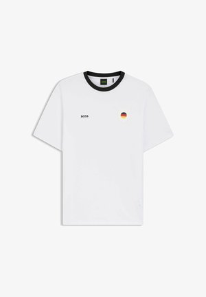 Weißes T-Shirt mit kurzen Ärmeln und schwarzem Kragen, mit dem Schriftzug "BOSS" auf der linken Brust und einem Wappen mit der deutschen Flagge auf der rechten Brust.