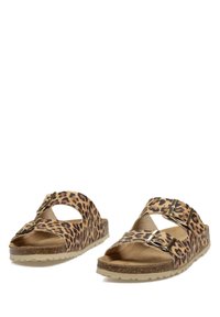 Sandalias de estampado de leopardo con dos correas ajustables y hebillas metálicas. Plantilla de corcho y suela de goma texturizada. Diseño de punta abierta.