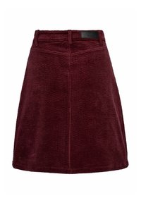 Burgundowa spódnica sztruksowa o rozkloszowanym kroju, z paskiem w talii, pionowym prążkowanym wzorem oraz metką z tyłu.