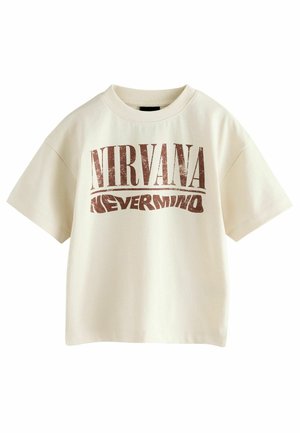Valkoinen puuvillainen t-paita, jossa on ylipitkä malli, ja jossa on "NIRVANA" ja "NEVERMIND" -grafiikat kuluneessa ruskeassa painatuksessa. Lyhyet hihat.