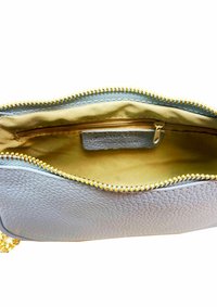 Pochette en cuir gris avec une surface texturée, dotée d'une fermeture éclair dorée et d'un intérieur beige. Comprend une petite poche zippée à l'intérieur.