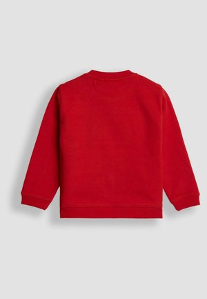 Sarkans garām piedurknēm svīteris ar apaļu kakla izgriezumu un ribota malām. Mīksts kokvilnas audums ar gludu faktūru. Nav redzamu rakstu vai akcentu.