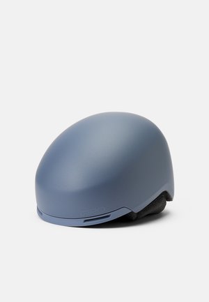 Zils, matēts velosipēdu ķivertis ar elegantu, noapaļotu dizainu, kas aprīkots ar ventilācijas atverēm un mīkstu iekšējo polsterējumu komfortam.