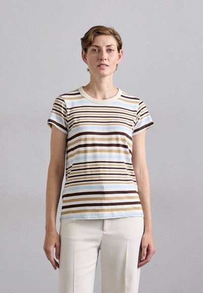 T-shirt rayé en coton, avec des rayures horizontales en bleu clair, marron et beige. Encolure ronde et manches courtes. Coupe décontractée.