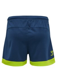 Shorts de sport bleu marine avec une ceinture élastique et un ourlet vert citron contrastants. Texture lisse et tissu léger. Logo sur le côté.