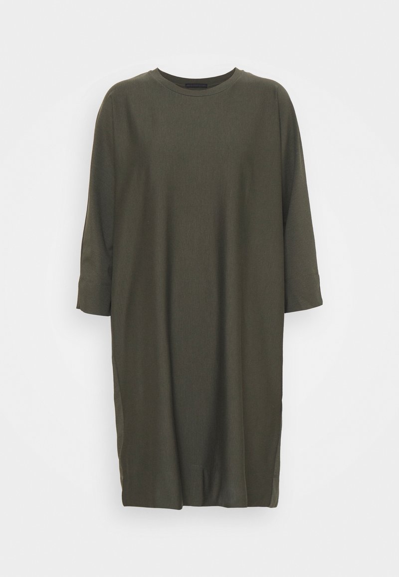 Robe ample longueur genoux vert olive avec manches trois-quarts et col rond, présentée sur fond blanc.