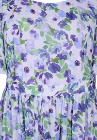 Blumenkleid mit einem hellen Lavendel-Hintergrund und lila sowie grünen Blumen, kurzen Ärmeln, rundem Ausschnitt und geraffter Taille.