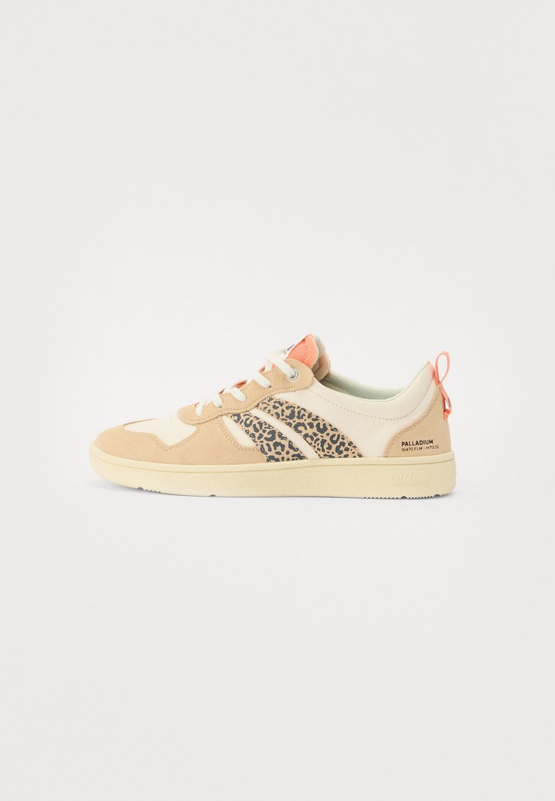 Beige og kremfargede sneakers med leopardmønstrede detaljer, teksturert semsket skinn og mesh-materialer, med kontrastfargede korallsnører og en trekkrem.