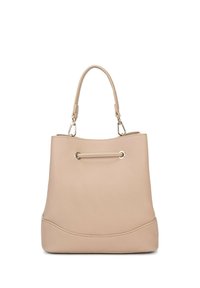 Beige leren emmer tas met een gladde textuur, korte handgreep en zilveren hardware details. Ronde basis en verstelbare trekkoordsluiting.