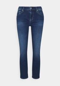 Mörkblå denimjeans med midjahöjd, rak benform, framfickor och subtila blekningsdetaljer nära knäna.