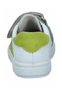 Zapatilla blanca con un talón de ante verde, presenta un cuerpo de cuero suave, una correa de velcro y acentos texturizados cerca del talón.