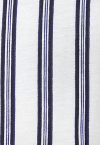 Baumwollstoff mit vertikalen Streifen in Marineblau und Weiß sowie dünnen grauen Akzenten. Glatte Textur mit gewebter Optik.